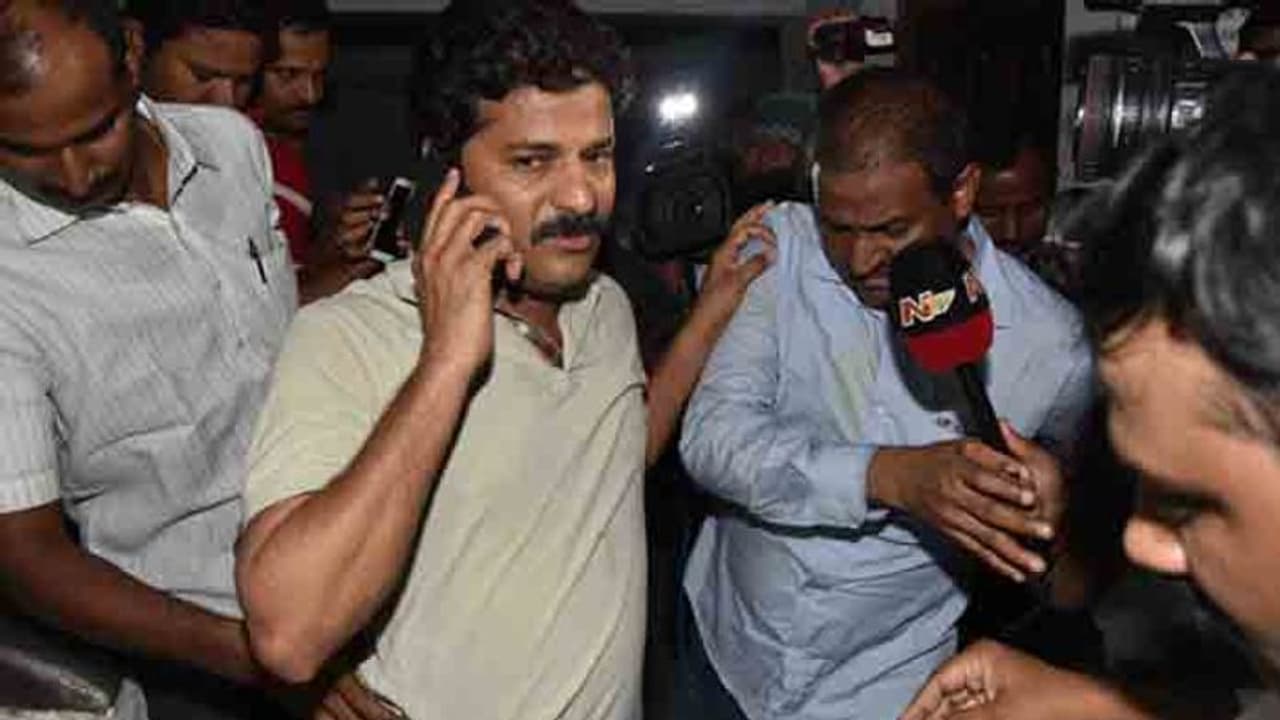 రేవంత్ రెడ్డి అరెస్ట్: జడ్చర్ల పోలీస్ ట్రైనింగ్ సెంటర్ కు తరలింపు రేవంత్ రెడ్డి అరెస్ట్: జడ్చర్ల పోలీస్ ట్రైనింగ్ సెంటర్ కు తరలింపు