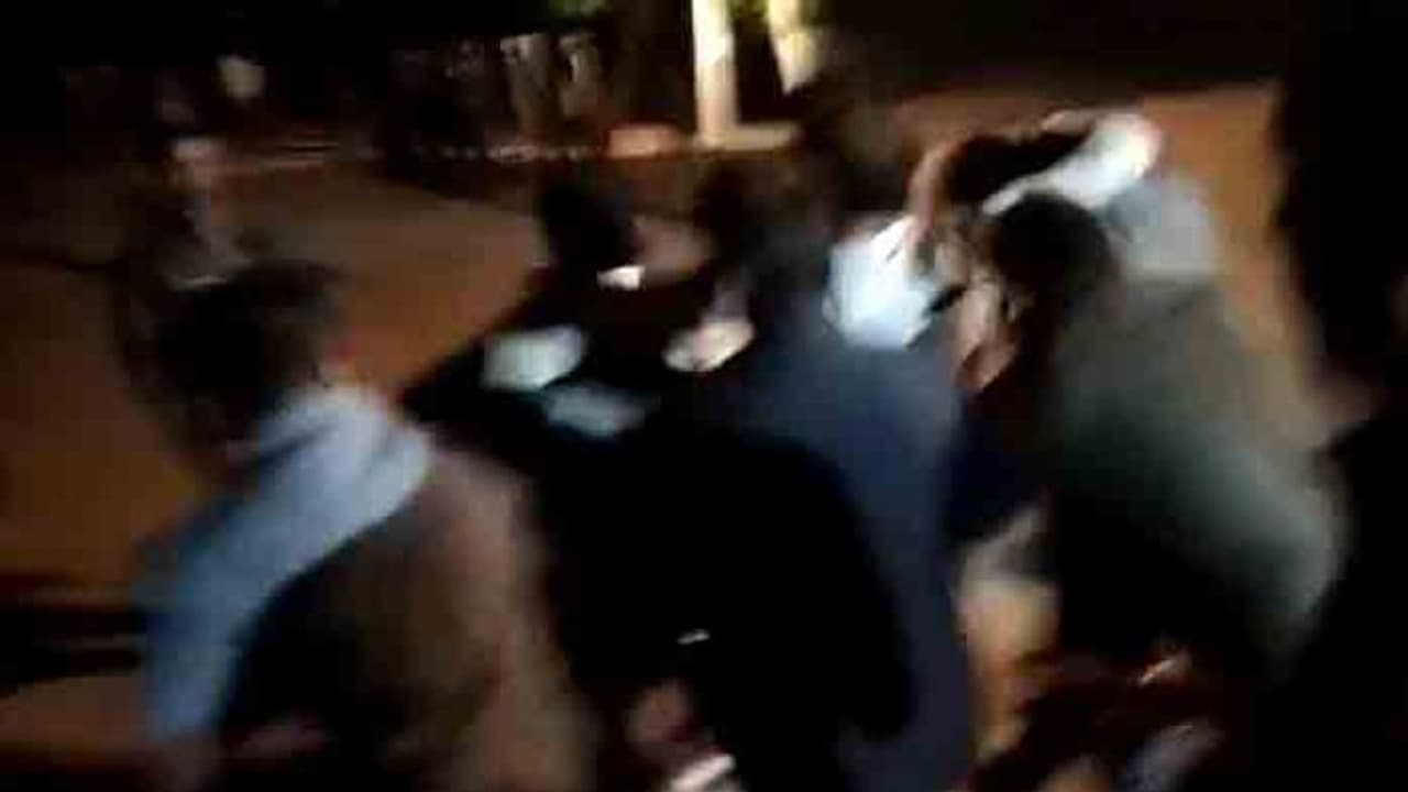 కొడంగల్లో రేవంత్ అనుచరుల అరెస్ట్ దృశ్యాలు (వీడియో) కొడంగల్లో రేవంత్ అనుచరుల అరెస్ట్ దృశ్యాలు (వీడియో)