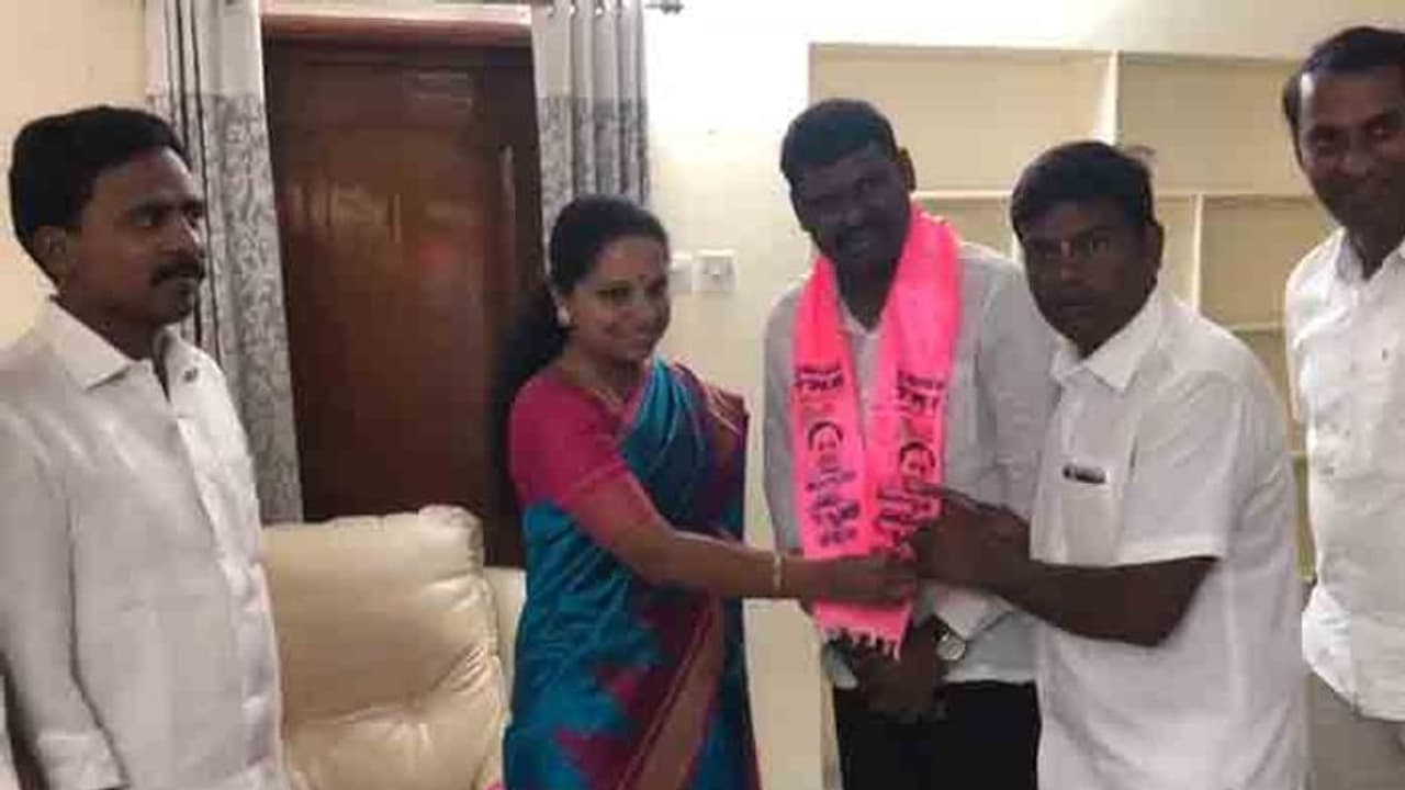 కాంగ్రెస్కు షాక్... టీఆర్ఎస్లో చేరిన ఓయూ నేత రాజారామ్ యాదవ్ (వీడియో) కాంగ్రెస్కు షాక్... టీఆర్ఎస్లో చేరిన ఓయూ నేత రాజారామ్ యాదవ్ (వీడియో)