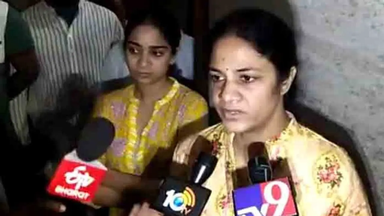 నా భర్తను టెర్రరిస్ట్ను లాక్కెళ్లినట్టు ఈడ్చుకెళ్లారు: రేవంత్ భార్య (వీడియో) నా భర్తను టెర్రరిస్ట్ను లాక్కెళ్లినట్టు ఈడ్చుకెళ్లారు: రేవంత్ భార్య (వీడియో)