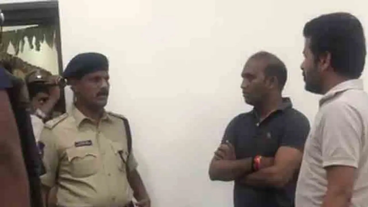 రేవంత్ రెడ్డి అరెస్ట్: పోలీసులపై హైకోర్టు ఆగ్రహం రేవంత్ రెడ్డి అరెస్ట్: పోలీసులపై హైకోర్టు ఆగ్రహం