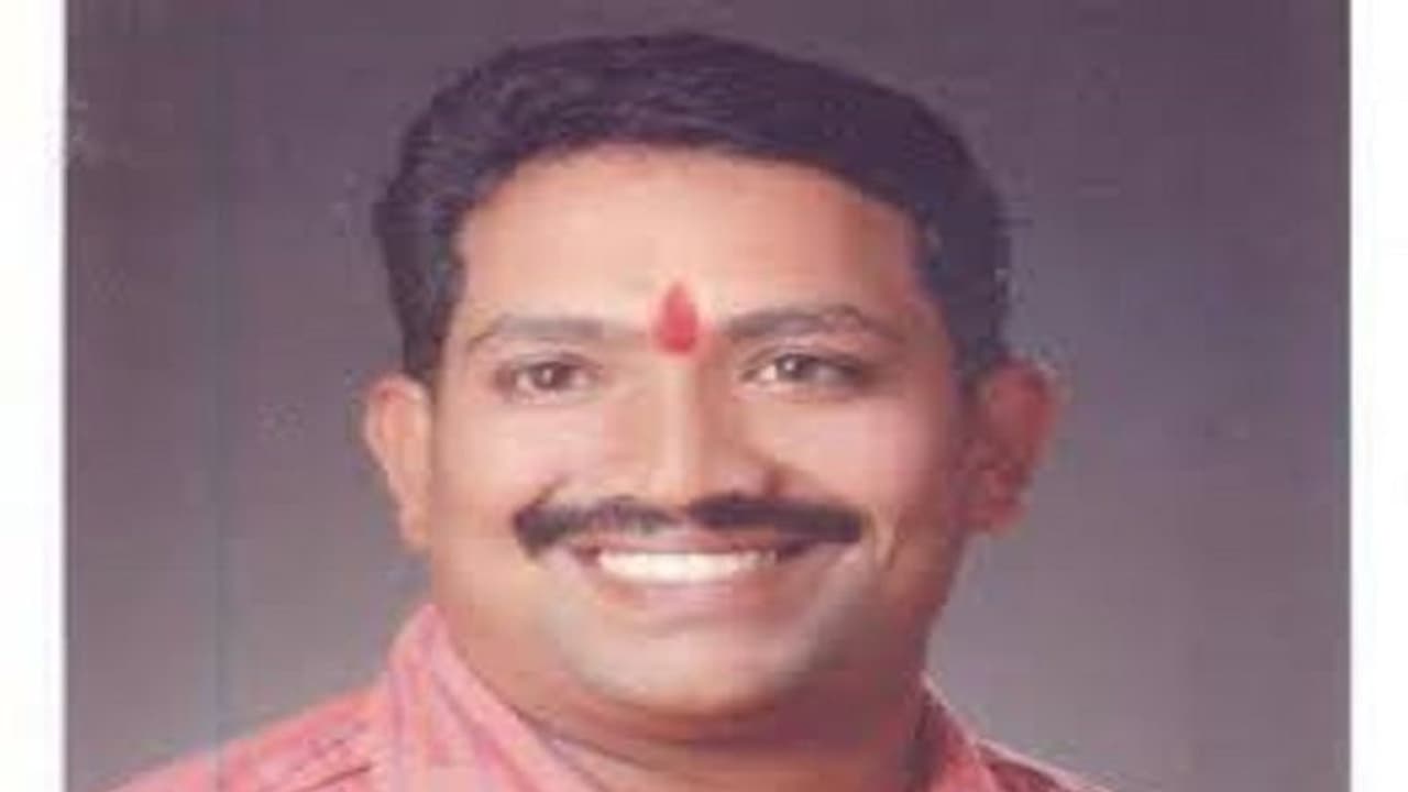 ಬೆಂಗಳೂರು: ರೈಲಿನಿಂದ ಬಿದ್ದು ಮಾಜಿ ಶಾಸಕನ ಪುತ್ರ ಸಾವು ಬೆಂಗಳೂರು: ರೈಲಿನಿಂದ ಬಿದ್ದು ಮಾಜಿ ಶಾಸಕನ ಪುತ್ರ ಸಾವು