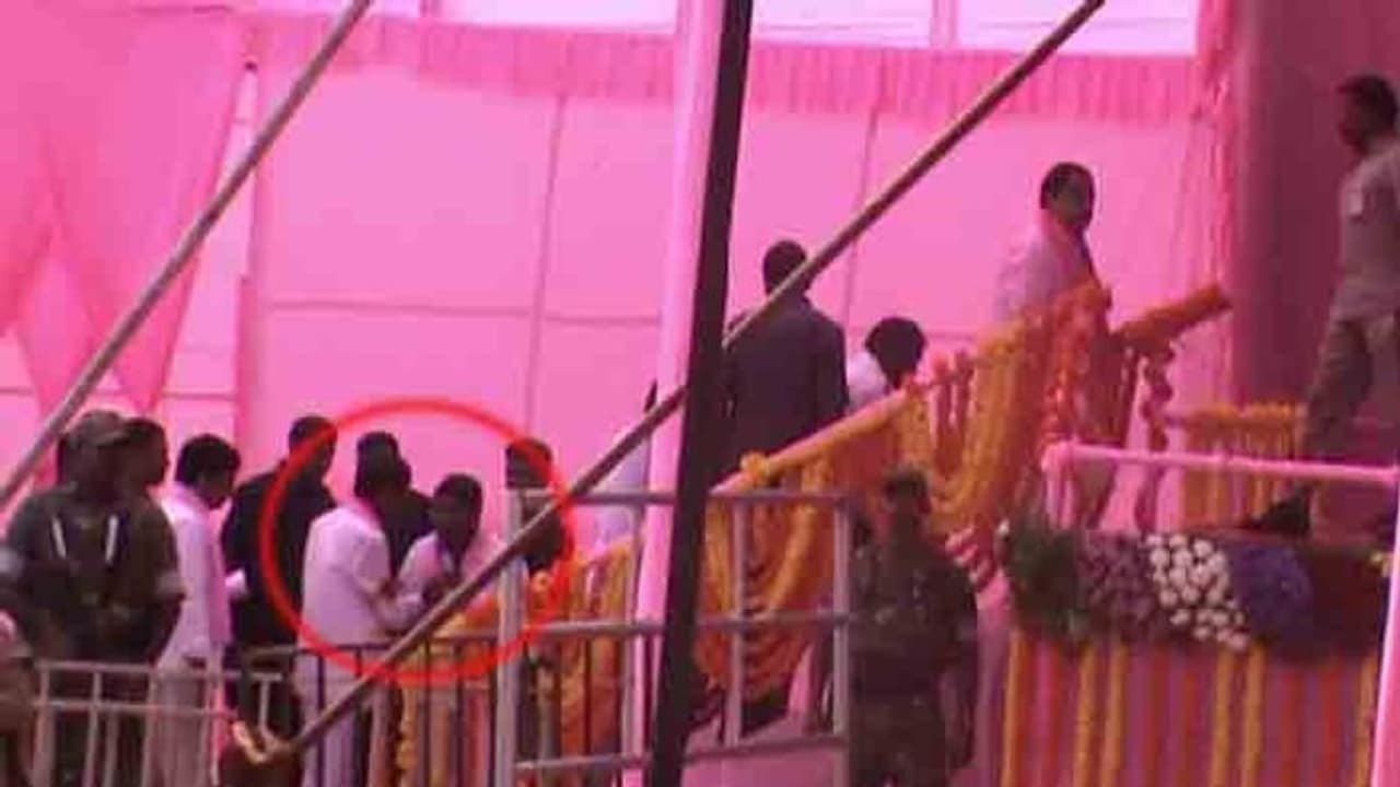 నిజమా: తాటి వెంకటేశ్వర్లును నెట్టేసిన కేసీఆర్ (వీడియో) నిజమా: తాటి వెంకటేశ్వర్లును నెట్టేసిన కేసీఆర్ (వీడియో)