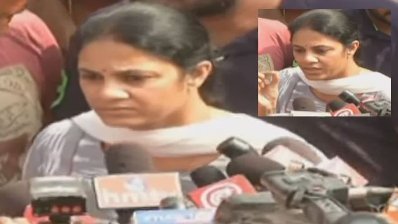 రేవంత్రెడ్డిని ఓడించేందుకు టీఆర్ఎస్ భారీ కుట్ర: గీత (ఆడియో) రేవంత్రెడ్డిని ఓడించేందుకు టీఆర్ఎస్ భారీ కుట్ర: గీత (ఆడియో)