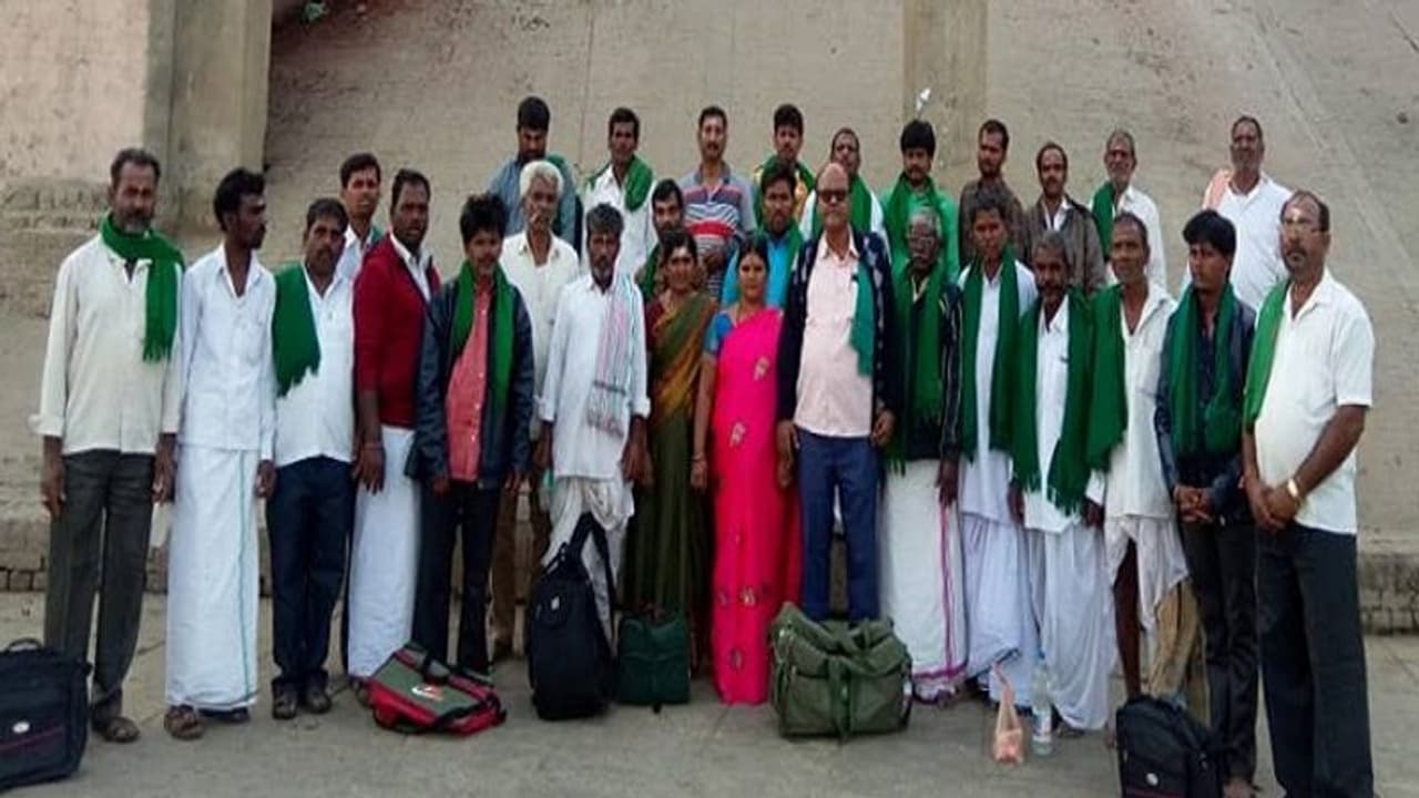 ಟ್ರೈನು ಇಲ್ಲ, ಹಣವೂ ಇಲ್ಲ: ಕಾಶಿಯಲ್ಲಿ ಬಳ್ಳಾರಿ ರೈತರ ಗೋಳು ಕೇಳೋರಿಲ್ಲ ಟ್ರೈನು ಇಲ್ಲ, ಹಣವೂ ಇಲ್ಲ: ಕಾಶಿಯಲ್ಲಿ ಬಳ್ಳಾರಿ ರೈತರ ಗೋಳು ಕೇಳೋರಿಲ್ಲ