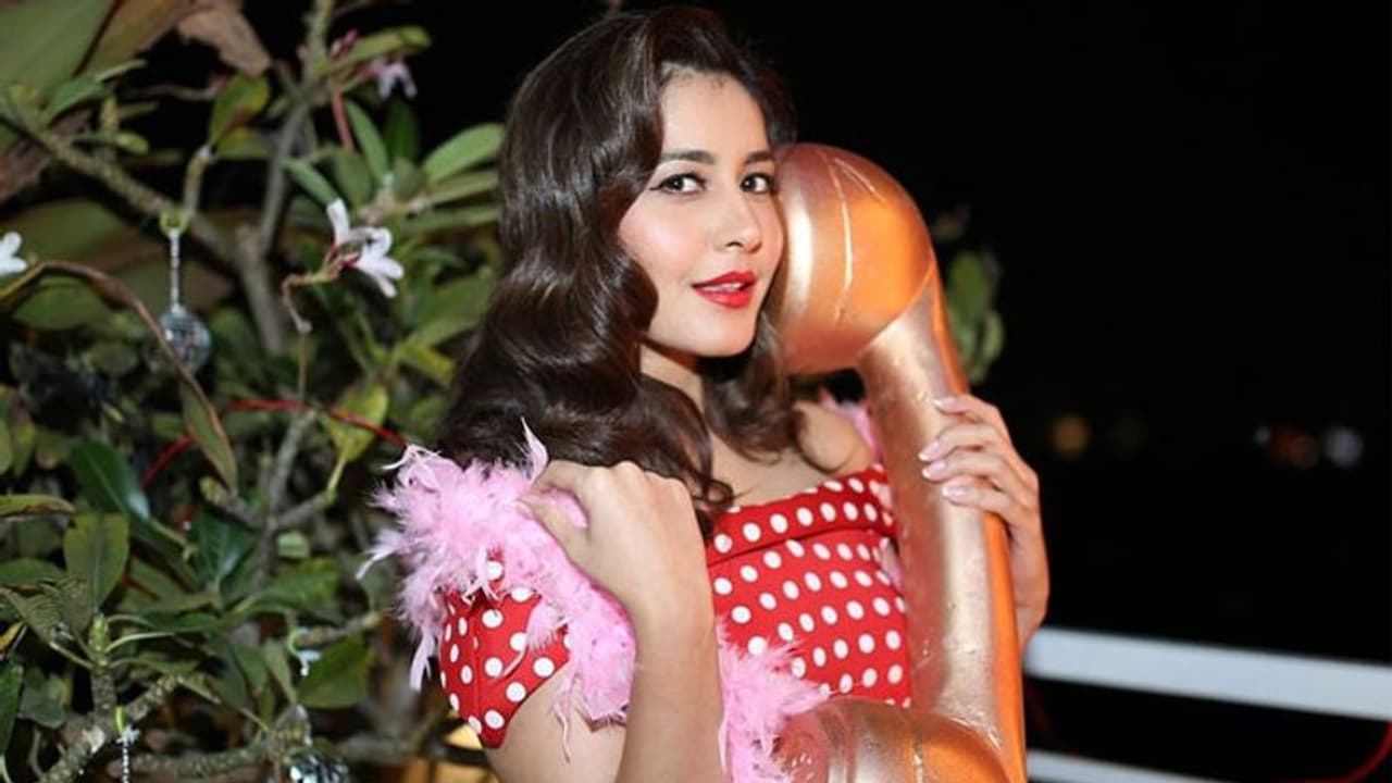 ఆ విషయంలో ప్రభాస్ తరువాత రాశిఖన్నానే! ఆ విషయంలో ప్రభాస్ తరువాత రాశిఖన్నానే!