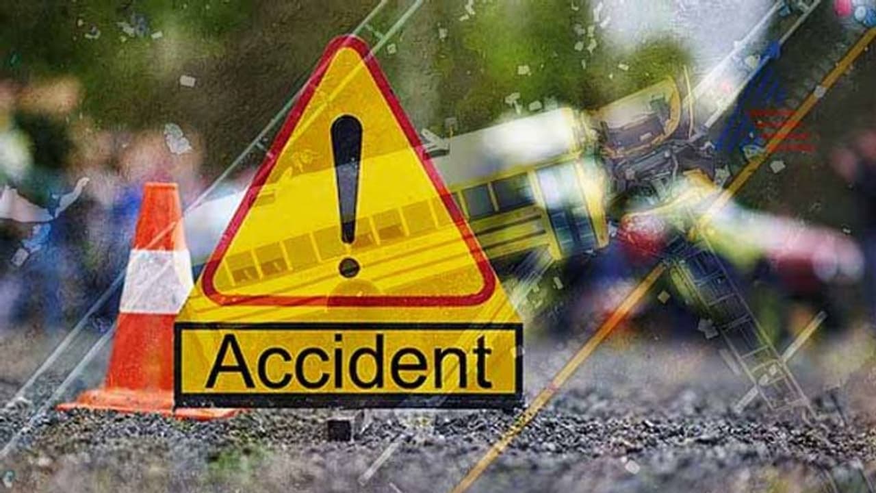 గుజరాత్లో రోడ్డు ప్రమాదం: ఆరుగురు మృతి,15మందికి గాయాలు గుజరాత్లో రోడ్డు ప్రమాదం: ఆరుగురు మృతి,15మందికి గాయాలు