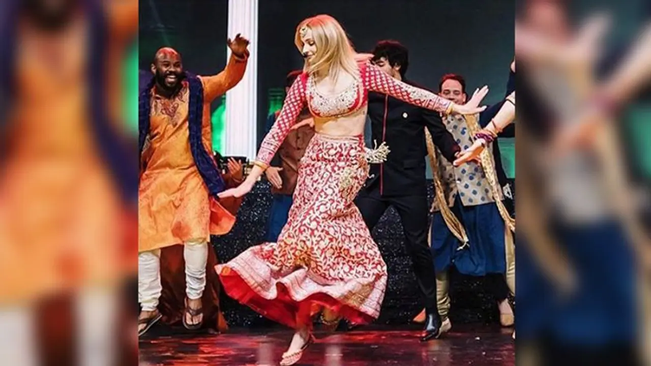 'देसी गर्ल' की विदेशी जेठानी का भारतीय अंदाज देखकर दंग रह जाएंगे आप 'देसी गर्ल' की विदेशी जेठानी का भारतीय अंदाज देखकर दंग रह जाएंगे आप