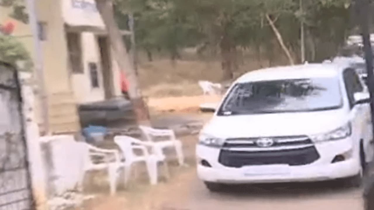 దిగొచ్చిన పోలీసులు: కొడంగల్కు రేవంత్ రెడ్డి తరలింపు దిగొచ్చిన పోలీసులు: కొడంగల్కు రేవంత్ రెడ్డి తరలింపు