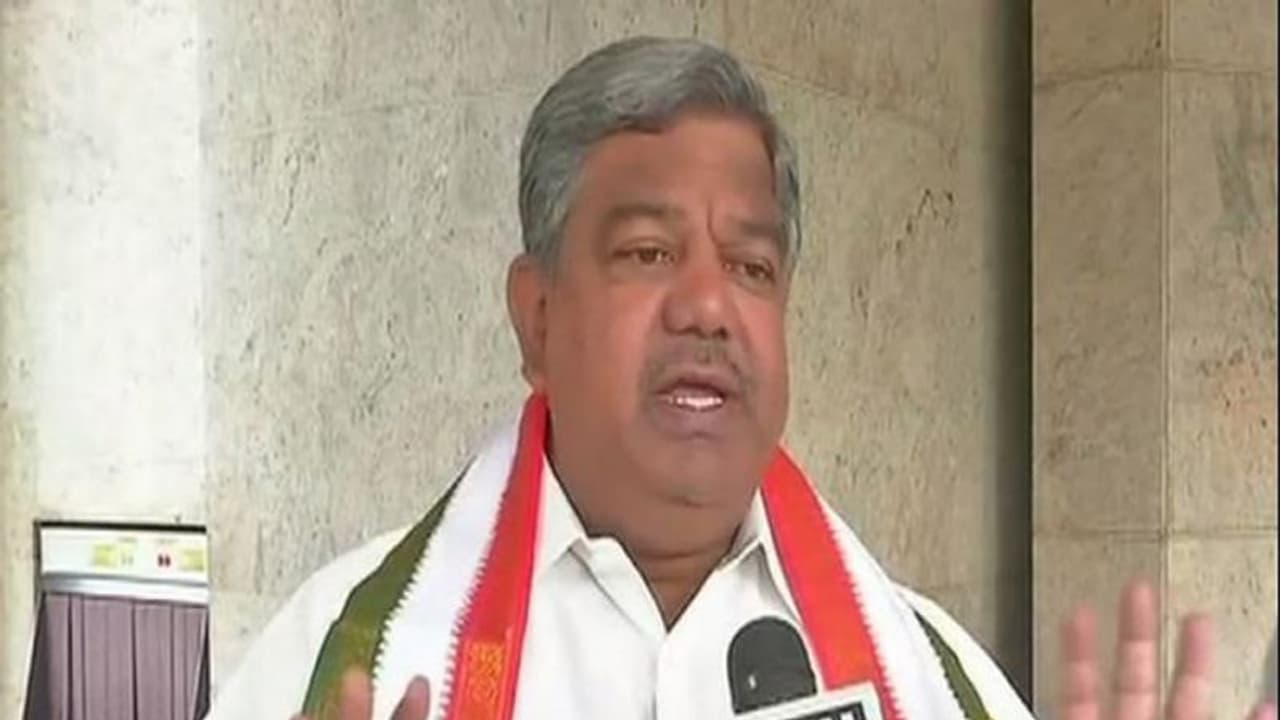 మా ఎమ్మెల్యేల వల్లే అమ్మ కోరిక నెరవేరలేదు: కాంగ్రెస్ ఎమ్మెల్సీ అభ్యర్థి ఆవేదన మా ఎమ్మెల్యేల వల్లే అమ్మ కోరిక నెరవేరలేదు: కాంగ్రెస్ ఎమ్మెల్సీ అభ్యర్థి ఆవేదన