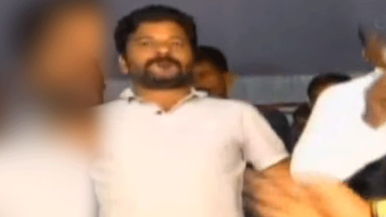 మొగోడివైతే రా, చూసుకుందాం: కేటీఆర్ పై రేవంత్ తిట్ల వర్షం మొగోడివైతే రా, చూసుకుందాం: కేటీఆర్ పై రేవంత్ తిట్ల వర్షం