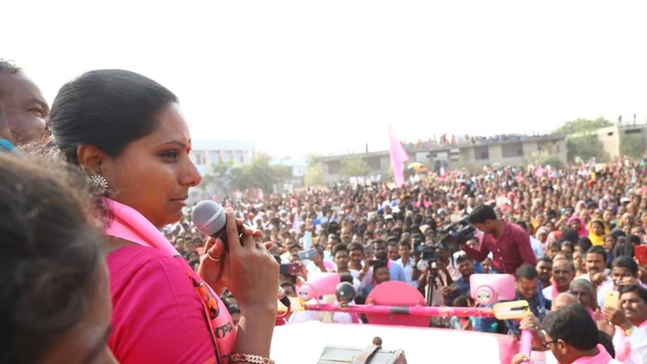 మహారాష్ట్రలోని 40మంది సర్పంచ్లు కలుస్తామంటున్నారు: కవిత (వీడియో) మహారాష్ట్రలోని 40మంది సర్పంచ్లు కలుస్తామంటున్నారు: కవిత (వీడియో)