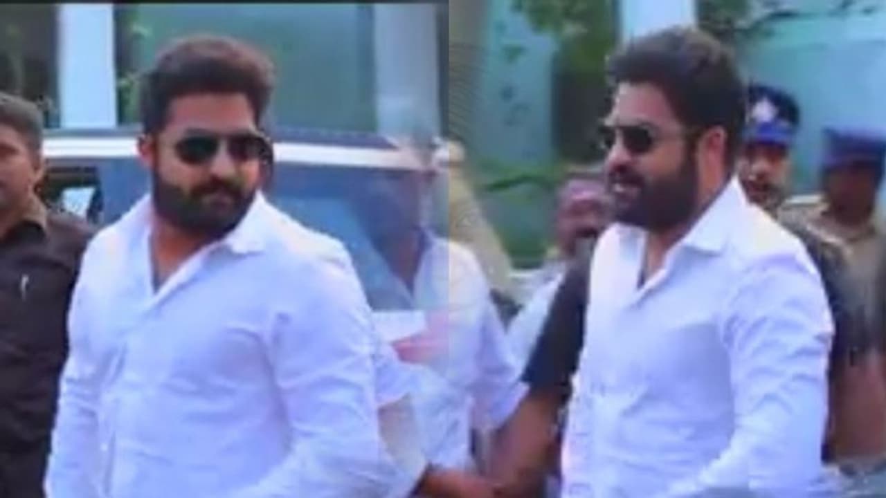 RRR ఫోటో లీక్: షాకిస్తున్న ఎన్టీఆర్.. నిజమేనా? RRR ఫోటో లీక్: షాకిస్తున్న ఎన్టీఆర్.. నిజమేనా?