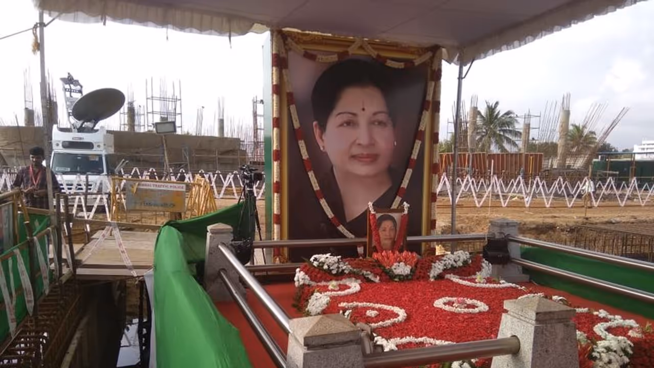 ஜெயலலிதா கல்லறைக்கு போனால் காரியம் ஜெயிக்காது... ஆளுங்கட்சி வி.ஐ.பி.க்களின் விபரீத சென்டிமெண்ட்..! ஜெயலலிதா கல்லறைக்கு போனால் காரியம் ஜெயிக்காது... ஆளுங்கட்சி வி.ஐ.பி.க்களின் விபரீத சென்டிமெண்ட்..!