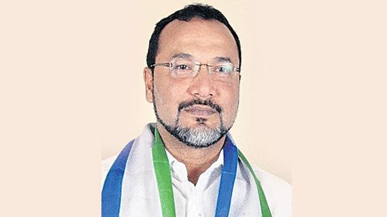 పవన్ ని పిచ్చి ఆస్పత్రిలో చేర్పించాలి.. వైసీపీ నేత పవన్ ని పిచ్చి ఆస్పత్రిలో చేర్పించాలి.. వైసీపీ నేత