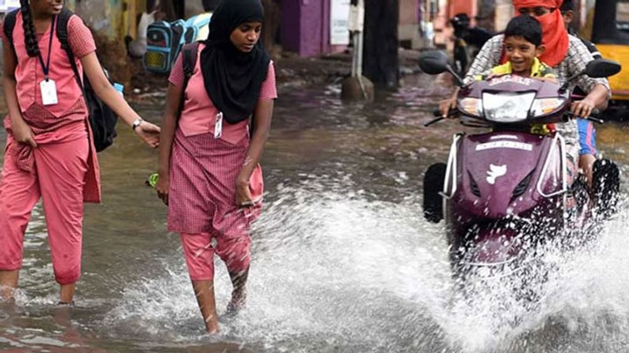 இனி மழை பெய்தாலும் பள்ளிகளுக்கு லீவு கிடையாது... பள்ளிக்கல்வித்துறை அதிரடி அறிவிப்பு! இனி மழை பெய்தாலும் பள்ளிகளுக்கு லீவு கிடையாது... பள்ளிக்கல்வித்துறை அதிரடி அறிவிப்பு!