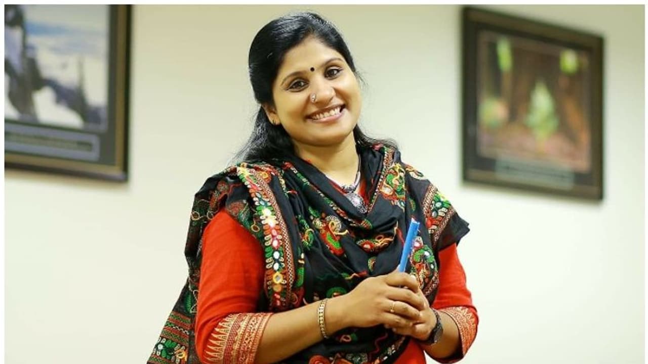 കവിതാ മോഷണം; കലേഷിനോട് മാത്രമല്ല, പൊതുസമൂഹത്തോട് തന്നെ മാപ്പ് പറയുന്നുവെന്ന് ദീപാ നിശാന്ത് കവിതാ മോഷണം; കലേഷിനോട് മാത്രമല്ല, പൊതുസമൂഹത്തോട് തന്നെ മാപ്പ് പറയുന്നുവെന്ന് ദീപാ നിശാന്ത്