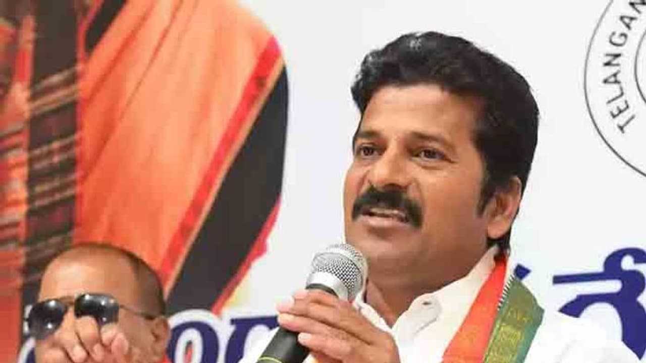 కేసీఆర్ ఉద్యోగం ఊడితే.. లక్ష ఉద్యోగాలొస్తాయి: రేవంత్ రెడ్డి కేసీఆర్ ఉద్యోగం ఊడితే.. లక్ష ఉద్యోగాలొస్తాయి: రేవంత్ రెడ్డి