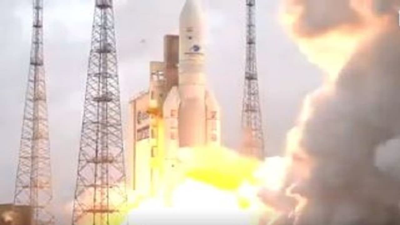 ಒಡಲಲ್ಲಿದೆ ಬೆಂಕಿ, ದಿಗಂತದಲ್ಲಿ ಇಸ್ರೊ ‘ಹಕ್ಕಿ’: ನಭಕ್ಕೆ ಚಿಮ್ಮಿದ ಜಿಸ್ಯಾಟ್ 11 ಒಡಲಲ್ಲಿದೆ ಬೆಂಕಿ, ದಿಗಂತದಲ್ಲಿ ಇಸ್ರೊ ‘ಹಕ್ಕಿ’: ನಭಕ್ಕೆ ಚಿಮ್ಮಿದ ಜಿಸ್ಯಾಟ್ 11