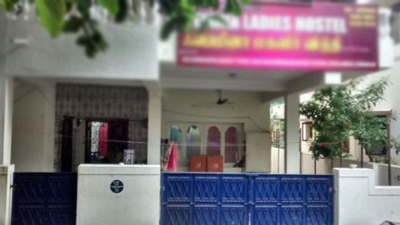 உரிமம் இல்லாமல் விடுதி நடத்தினால் 2 ஆண்டுகள் சிறை... மாவட்ட ஆட்சியர் எச்சரிக்கை! உரிமம் இல்லாமல் விடுதி நடத்தினால் 2 ஆண்டுகள் சிறை... மாவட்ட ஆட்சியர் எச்சரிக்கை!