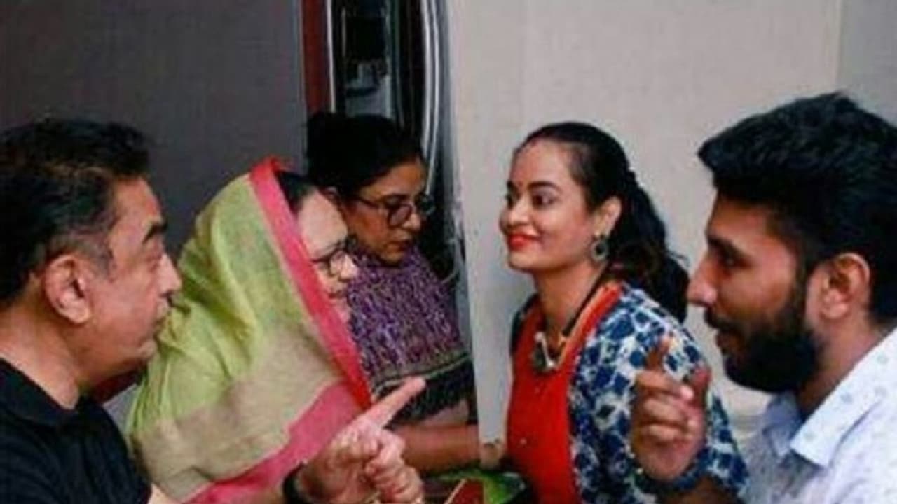 பிக்பாஸ் சுஜா தம்பதிக்கு பிரியாணி விருந்தளித்த கமல்ஹாசன்… அப்பாவுக்கு நன்றி !! நெகிழ்ச்சியான சுஜா …. பிக்பாஸ் சுஜா தம்பதிக்கு பிரியாணி விருந்தளித்த கமல்ஹாசன்… அப்பாவுக்கு நன்றி !! நெகிழ்ச்சியான சுஜா ….