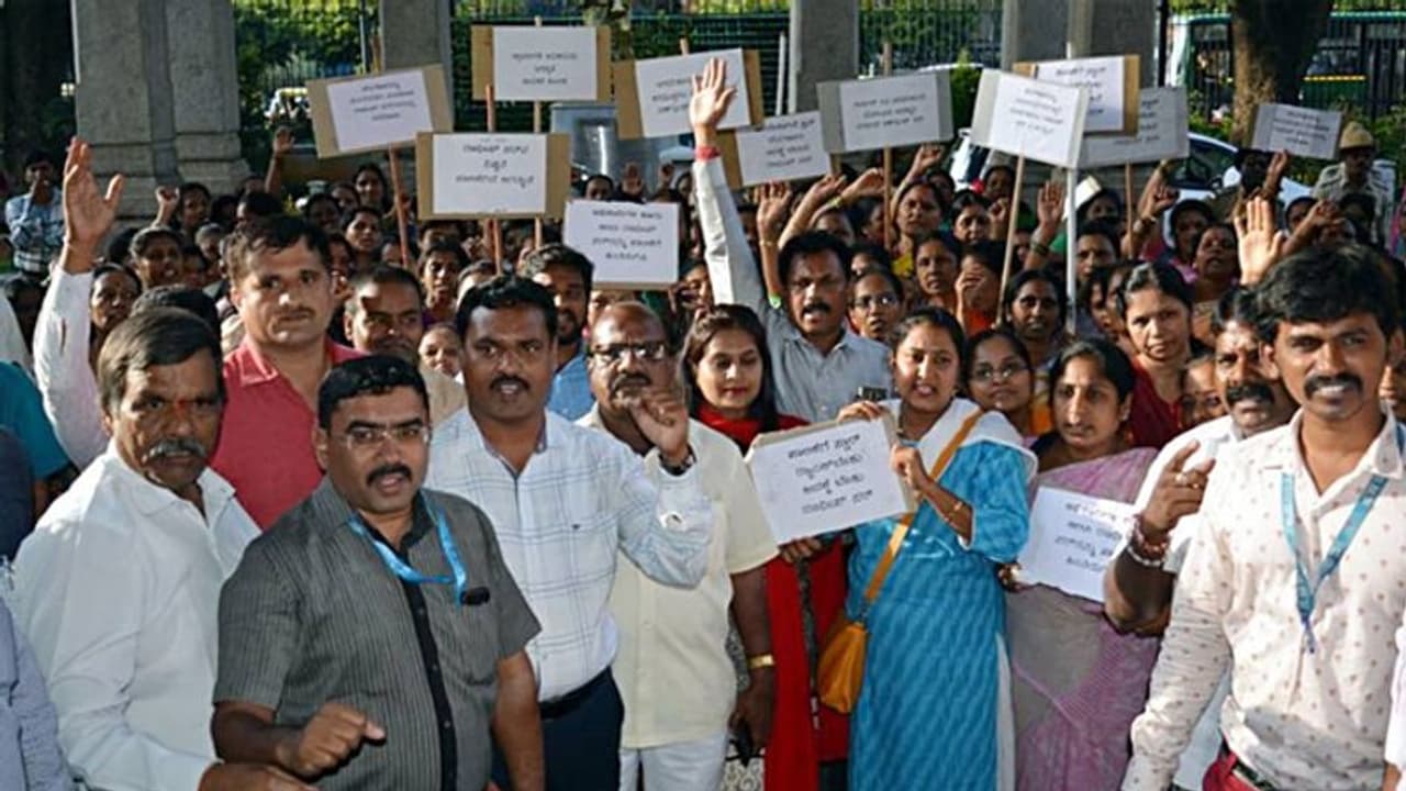 ರಂದೀಪ್ ವರ್ಗಕ್ಕೆ ತೀವ್ರ ವಿರೋಧ: ಆದೇಶಕ್ಕೆ ತಡೆ! ರಂದೀಪ್ ವರ್ಗಕ್ಕೆ ತೀವ್ರ ವಿರೋಧ: ಆದೇಶಕ್ಕೆ ತಡೆ!