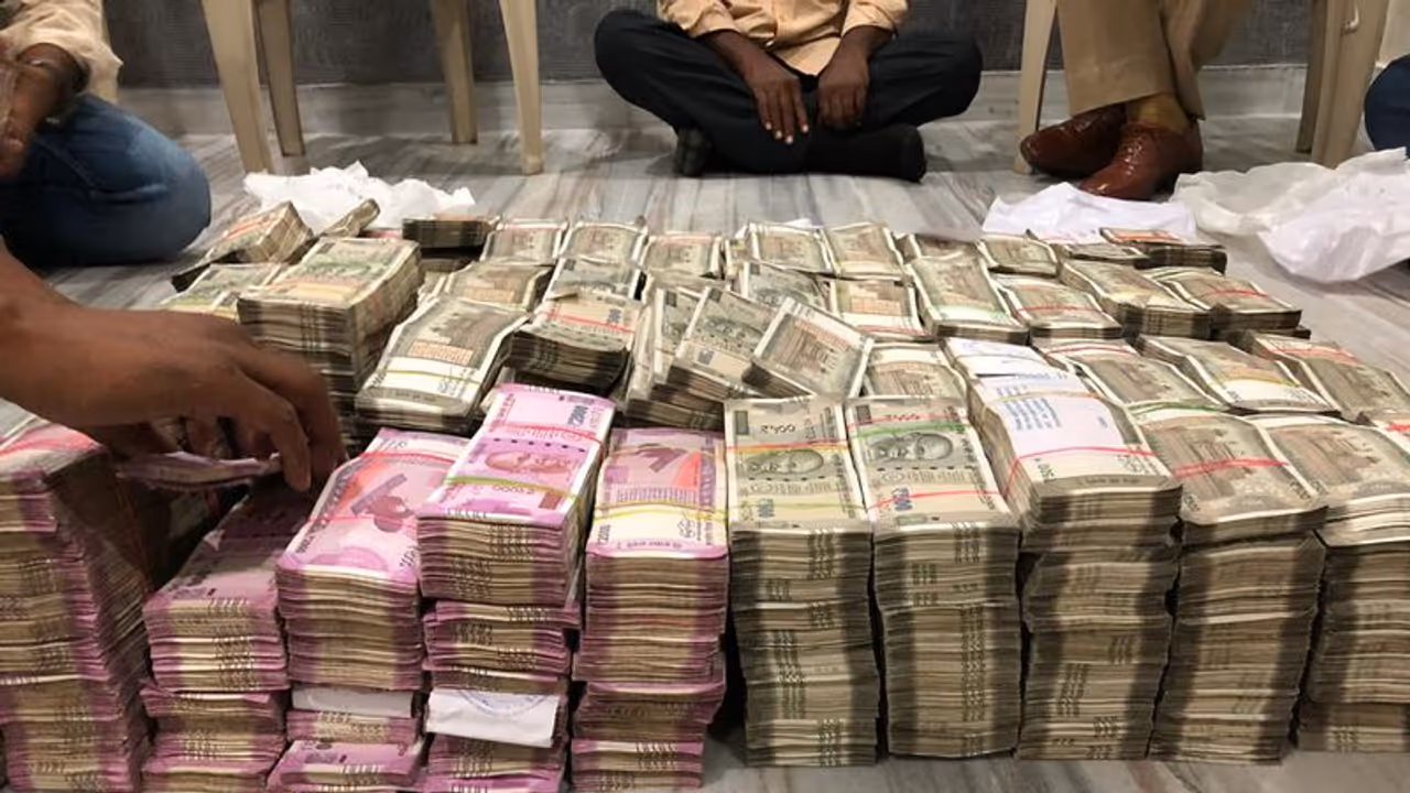 వరంగల్ లో పోలీసుల సోదాలు, భారీగా నగదు పట్టివేత వరంగల్ లో పోలీసుల సోదాలు, భారీగా నగదు పట్టివేత