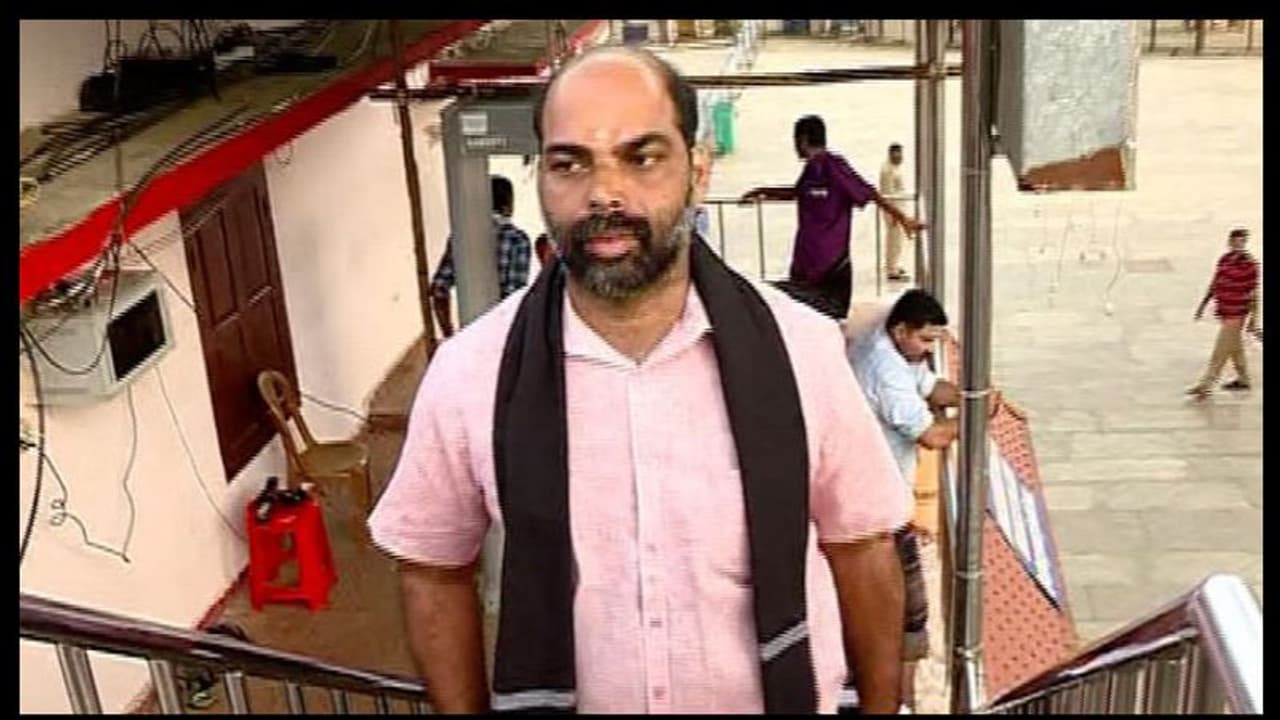 ശബരിമല ദര്ശനത്തിന് ഹൈക്കോടതിയുടെ പ്രത്യേക ഉത്തരവുമായി എത്തിയ തീര്ത്ഥാടകന് ശബരിമല ദര്ശനത്തിന് ഹൈക്കോടതിയുടെ പ്രത്യേക ഉത്തരവുമായി എത്തിയ തീര്ത്ഥാടകന്