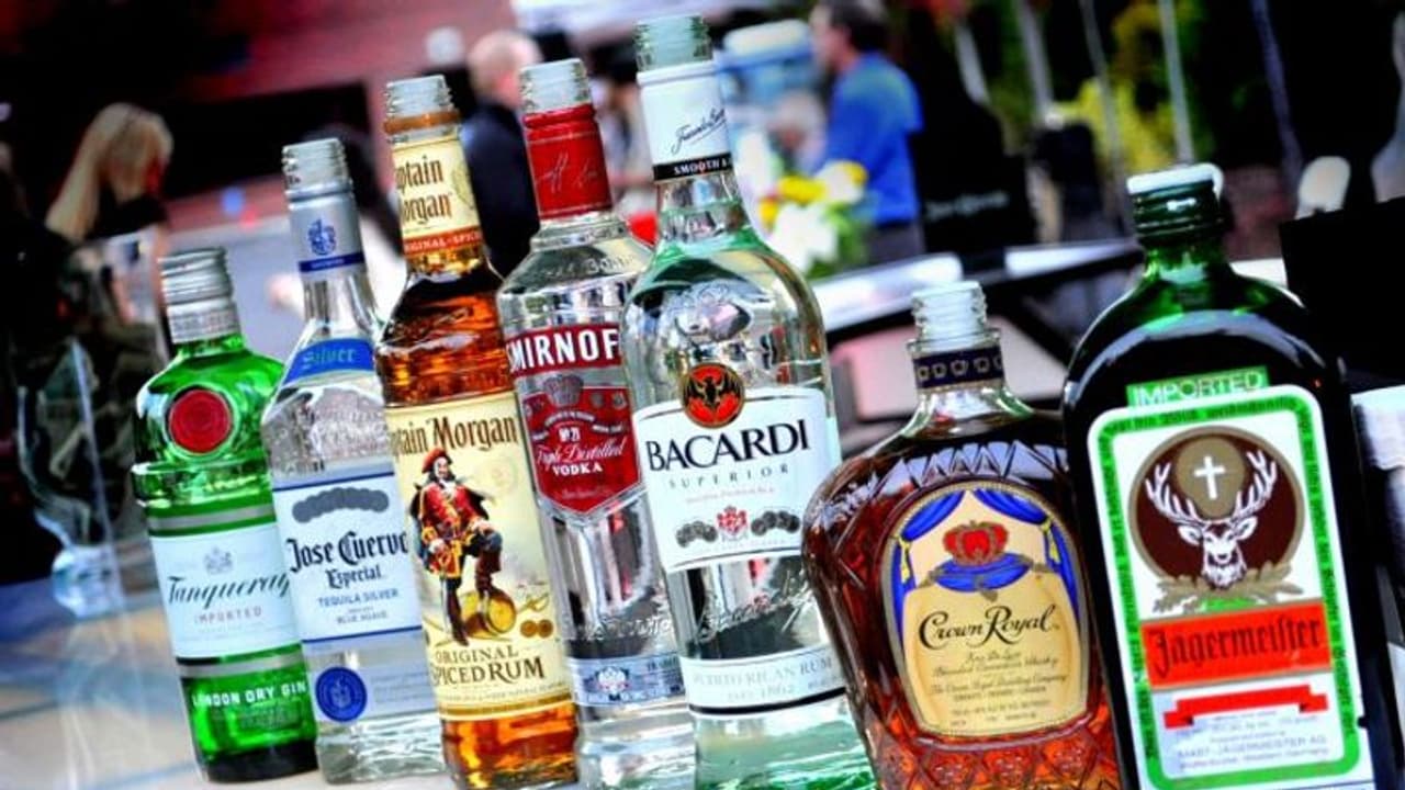 ഇനിമുതല് ബാറിലിരുന്ന് വിദേശനിര്മിത വിദേശമദ്യത്തോട് ചിയേഴ്സ് പറയാം ഇനിമുതല് ബാറിലിരുന്ന് വിദേശനിര്മിത വിദേശമദ്യത്തോട് ചിയേഴ്സ് പറയാം