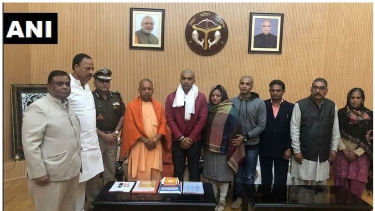 ബുലന്ദ്ഷെഹർ ആൾക്കൂട്ടക്കൊല; അന്വേഷണം കാര്യക്ഷമമല്ലെന്ന് കുടുംബം; യോഗി ആദിത്യനാഥിനെ കണ്ടു ബുലന്ദ്ഷെഹർ ആൾക്കൂട്ടക്കൊല; അന്വേഷണം കാര്യക്ഷമമല്ലെന്ന് കുടുംബം; യോഗി ആദിത്യനാഥിനെ കണ്ടു