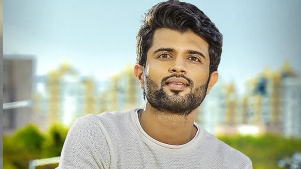 అందరూ విజయ్ దేవరకొండ కోసమే వెయిటింగ్! అందరూ విజయ్ దేవరకొండ కోసమే వెయిటింగ్!