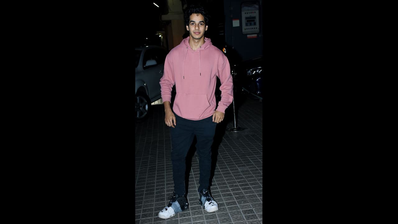 హృతిక్ పాటకు స్టెప్పులేసిన ఇషాన్ కట్టర్...! హృతిక్ పాటకు స్టెప్పులేసిన ఇషాన్ కట్టర్...!