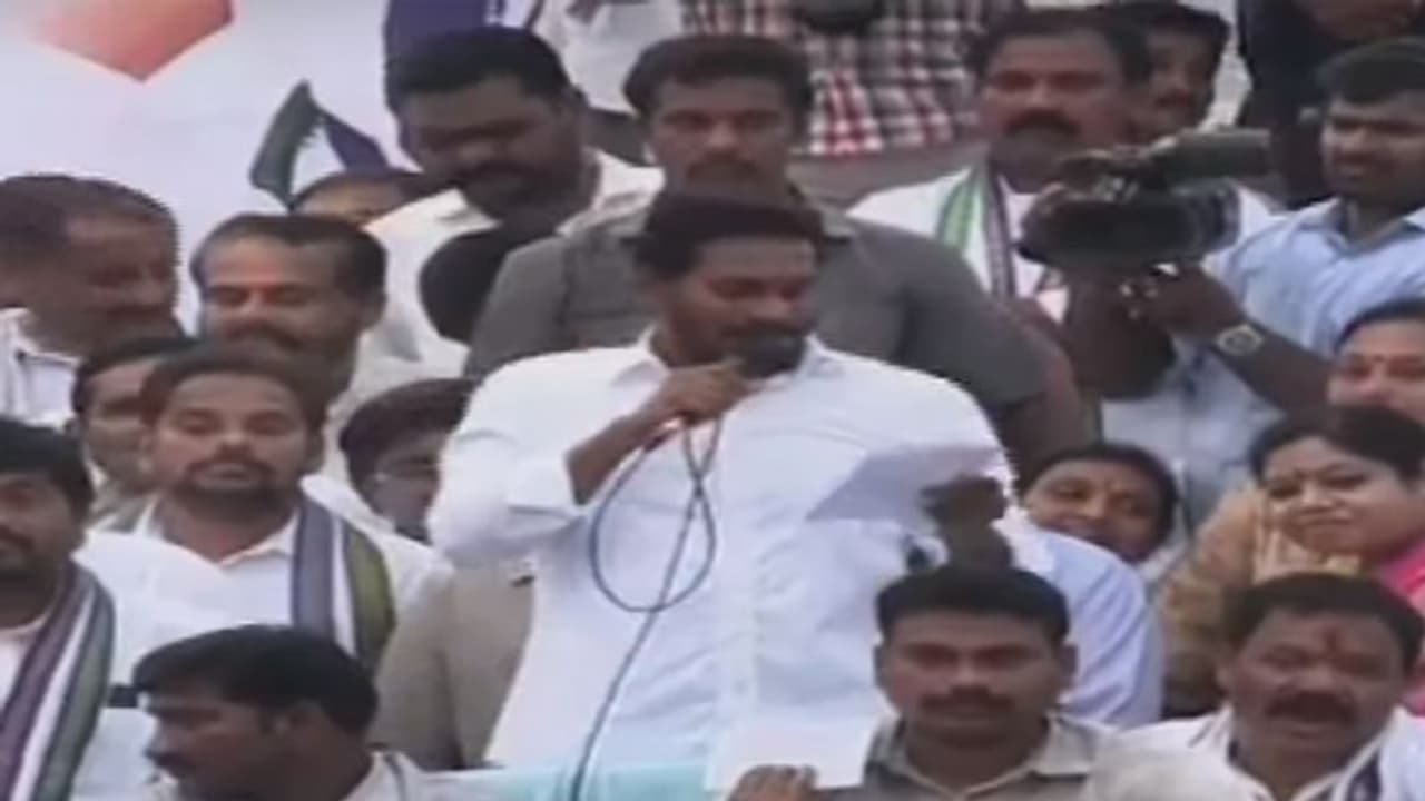 తెలంగాణలో పిట్టల దొర కథలు చెప్తున్నాడు: బాబుపై జగన్ విసుర్లు తెలంగాణలో పిట్టల దొర కథలు చెప్తున్నాడు: బాబుపై జగన్ విసుర్లు