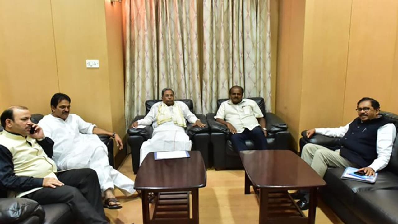 ಅತ್ತ ಸಿದ್ದು ವಿದೇಶಕ್ಕೆ: ಇತ್ತ ದೋಸ್ತಿಗಳ ನಡುವೆ ಶುರುವಾಯ್ತು ಜಟಾಪಟಿ ಅತ್ತ ಸಿದ್ದು ವಿದೇಶಕ್ಕೆ: ಇತ್ತ ದೋಸ್ತಿಗಳ ನಡುವೆ ಶುರುವಾಯ್ತು ಜಟಾಪಟಿ