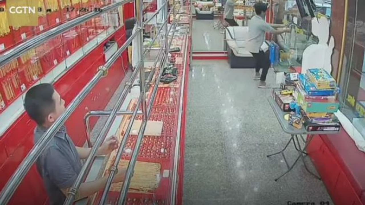 സ്വര്ണമാലയുമായി ഓടാനുള്ള 'പ്ലാന്' പാളി; കള്ളന് കുടുങ്ങിയത് ഇങ്ങനെ... സ്വര്ണമാലയുമായി ഓടാനുള്ള 'പ്ലാന്' പാളി; കള്ളന് കുടുങ്ങിയത് ഇങ്ങനെ...