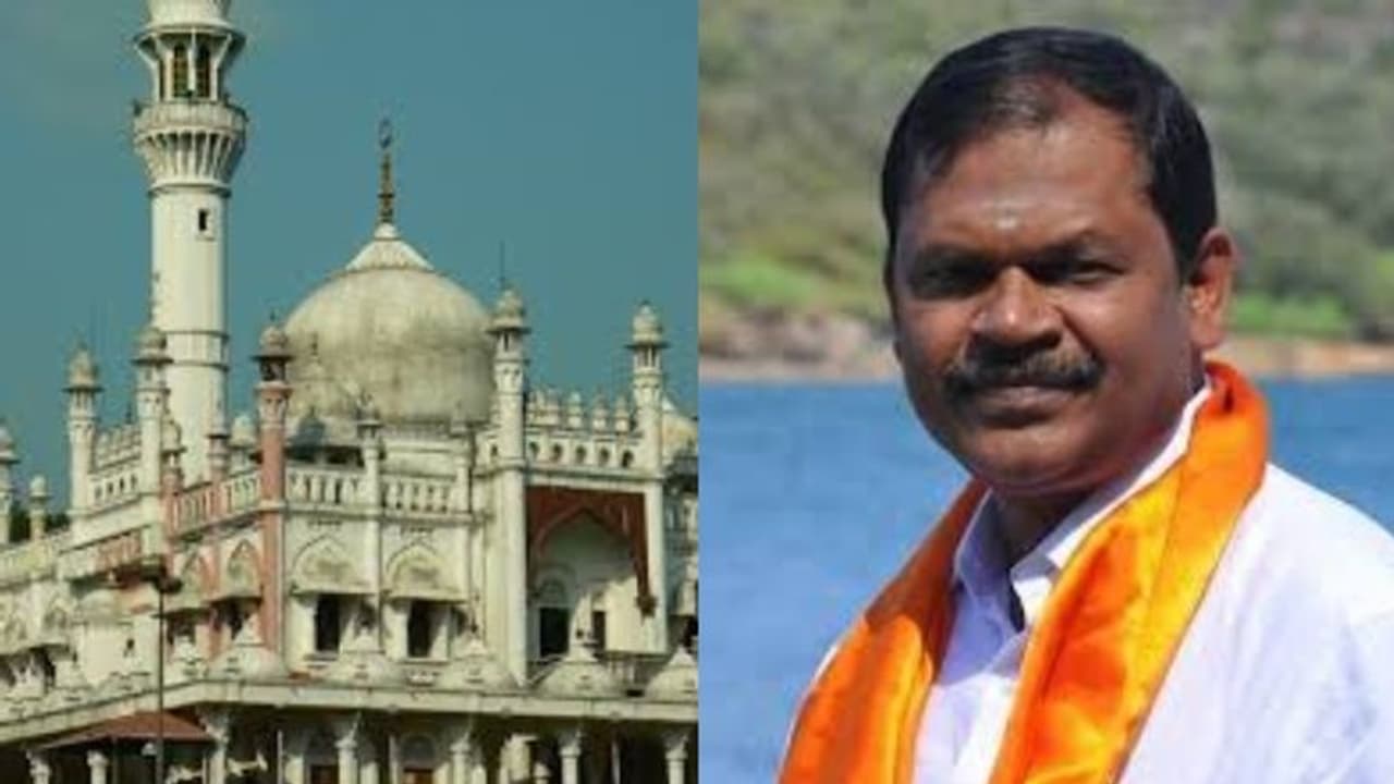 ശബരിമല: പ്രകോപനമുണ്ടാക്കിയാല് മുസ്ലീം പള്ളികളിലേക്ക് സ്ത്രീകളെ കയറ്റുമെന്ന് ഭീഷണിയുമായി തീവ്രഹിന്ദുസംഘടന ശബരിമല: പ്രകോപനമുണ്ടാക്കിയാല് മുസ്ലീം പള്ളികളിലേക്ക് സ്ത്രീകളെ കയറ്റുമെന്ന് ഭീഷണിയുമായി തീവ്രഹിന്ദുസംഘടന