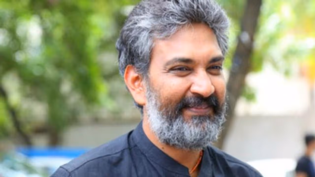 రాజమౌళి గ్రీన్ సిగ్నల్ కోసం..త్రివిక్రమ్,కొరటాల వెయిటింగ్ రాజమౌళి గ్రీన్ సిగ్నల్ కోసం..త్రివిక్రమ్,కొరటాల వెయిటింగ్