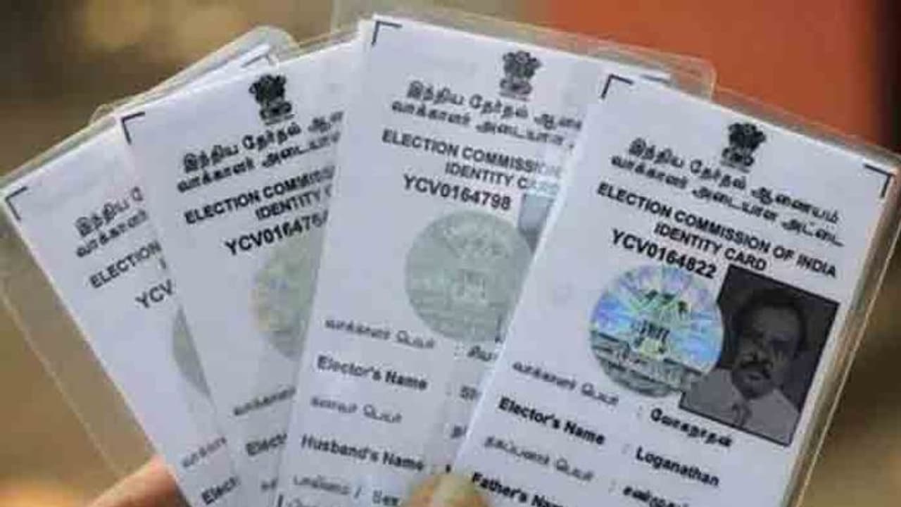 ఓటరు కార్డు లేకపోయినా.. ఈ 13 కార్డుల్లో ఏదైనా ఒకటి ఉంటే చాలు ఓటరు కార్డు లేకపోయినా.. ఈ 13 కార్డుల్లో ఏదైనా ఒకటి ఉంటే చాలు