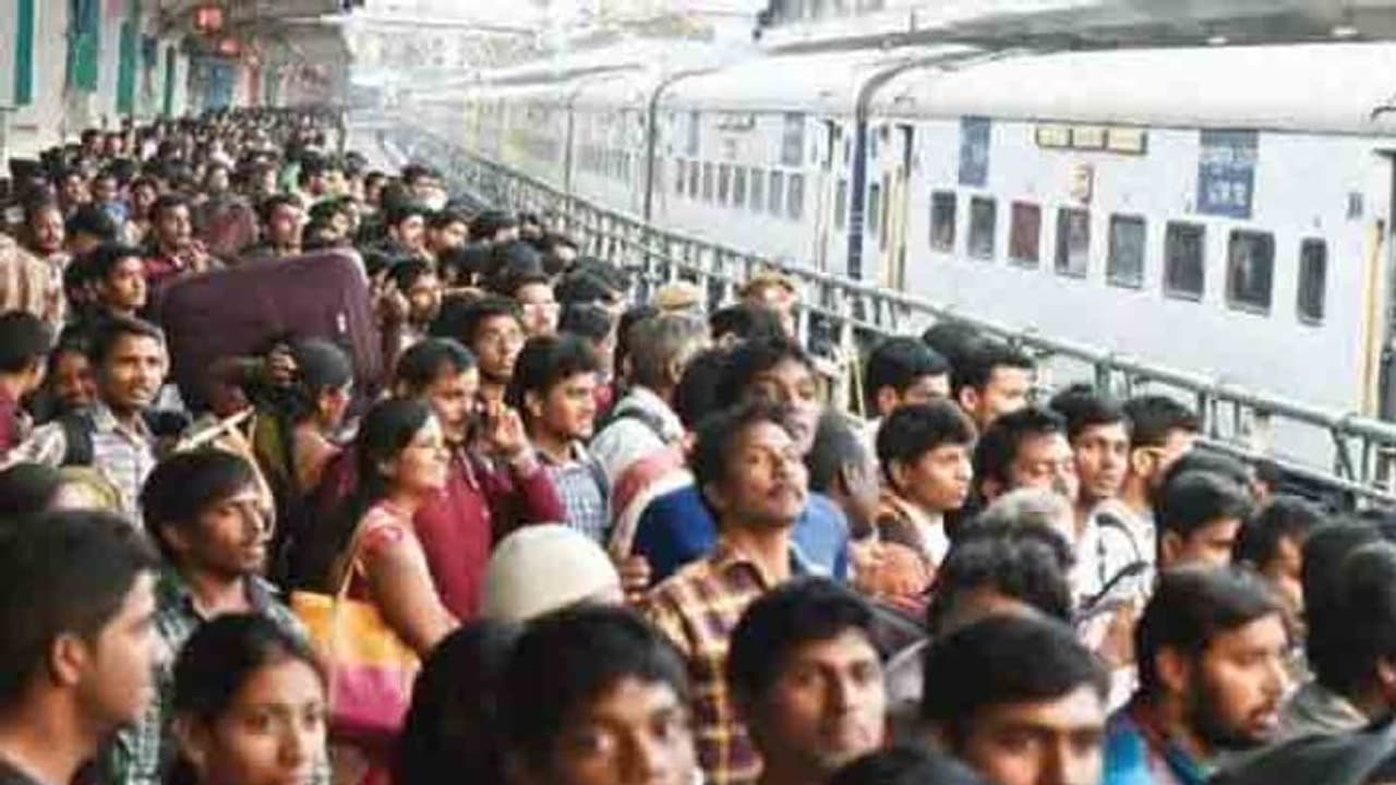 ఓటు కోసం పల్లెకు కదిలిన ఓటరు ఓటు కోసం పల్లెకు కదిలిన ఓటరు