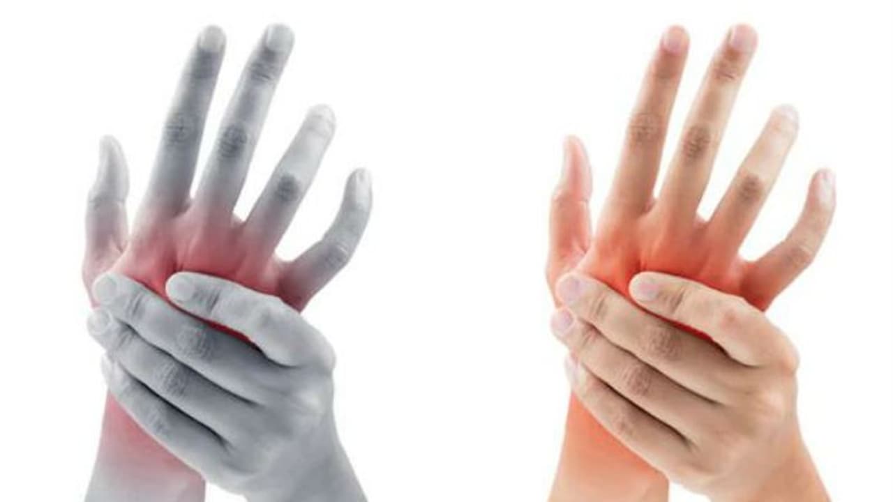 എപ്പോഴും കൈ തണുത്തിരിക്കാറുണ്ടോ? ഇവയാകാം അതിന് പിന്നിലെ കാരണങ്ങള് എപ്പോഴും കൈ തണുത്തിരിക്കാറുണ്ടോ? ഇവയാകാം അതിന് പിന്നിലെ കാരണങ്ങള്