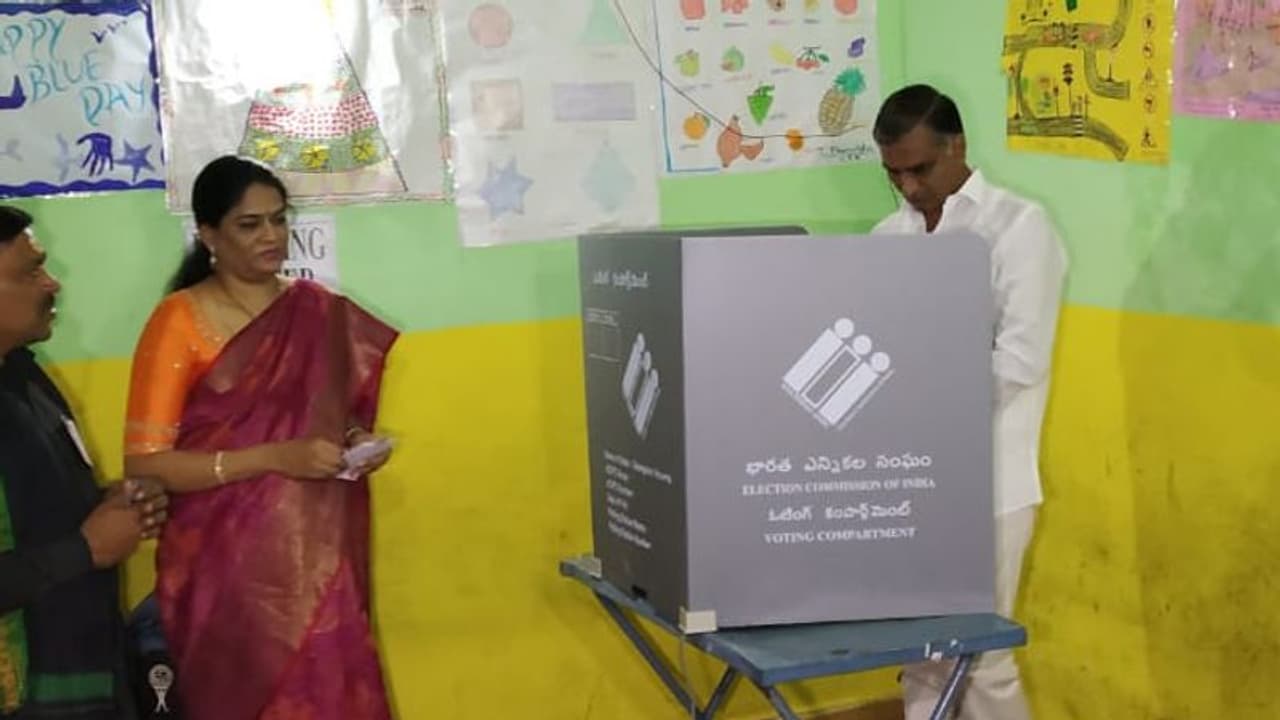 ఓటు హక్కు వినియోగించుకున్న హరీష్ రావు ఓటు హక్కు వినియోగించుకున్న హరీష్ రావు