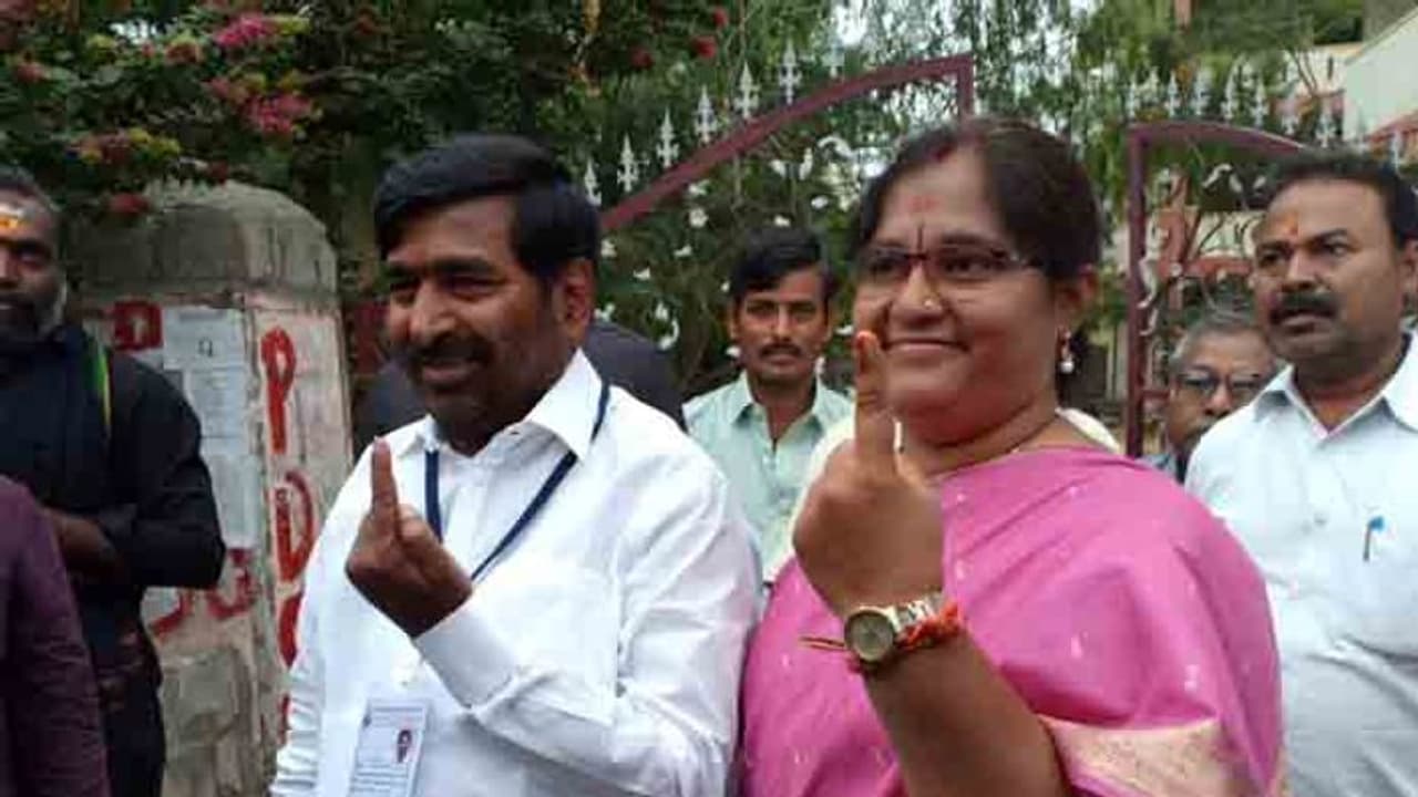 ఓటేసిన మంత్రులు తుమ్మల, జగదీశ్ రెడ్డి ఓటేసిన మంత్రులు తుమ్మల, జగదీశ్ రెడ్డి