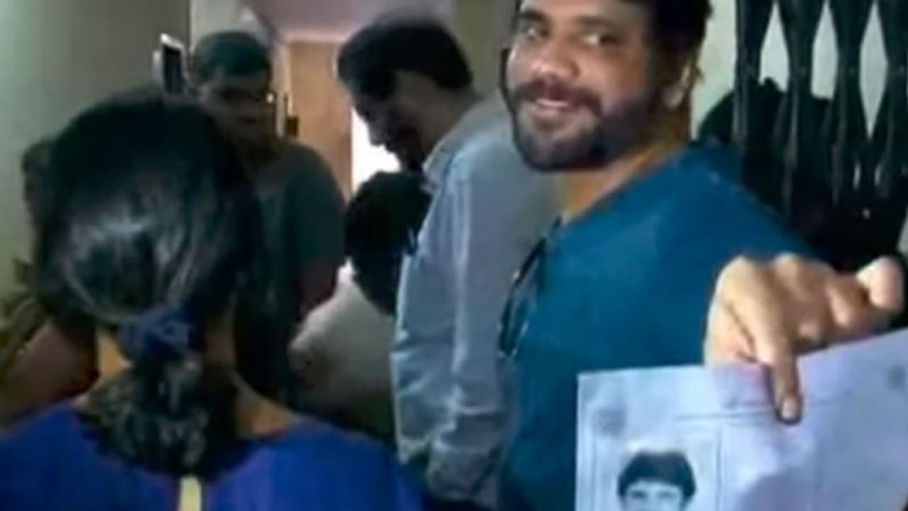 ఓటు హక్కు వినియోగించుకున్న అల్లు అర్జున్, నాగార్జున, అమల! ఓటు హక్కు వినియోగించుకున్న అల్లు అర్జున్, నాగార్జున, అమల!