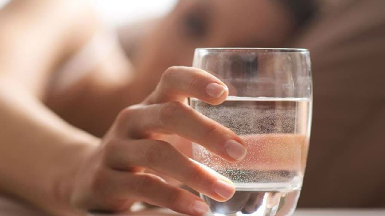 ദിവസവും വെറും വയറ്റിൽ ഒരു ഗ്ലാസ് ചെറുചൂടുവെള്ളം കുടിക്കുന്നത് ശീലമാക്കൂ ദിവസവും വെറും വയറ്റിൽ ഒരു ഗ്ലാസ് ചെറുചൂടുവെള്ളം കുടിക്കുന്നത് ശീലമാക്കൂ