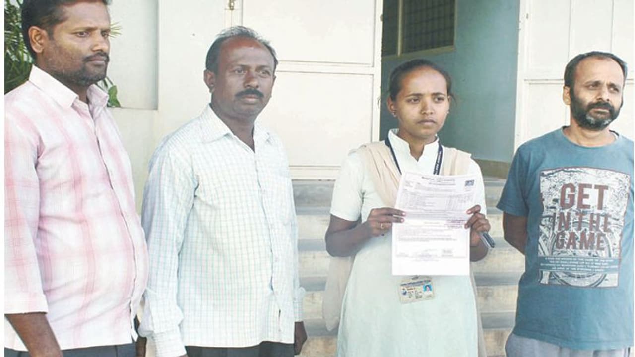 ಆನೇಕಲ್ : ತಂದೆ ಮೃತಪಟ್ಟರೂ ಪರೀಕ್ಷೆ ಬರೆದ ಪುತ್ರಿ! ಆನೇಕಲ್ : ತಂದೆ ಮೃತಪಟ್ಟರೂ ಪರೀಕ್ಷೆ ಬರೆದ ಪುತ್ರಿ!