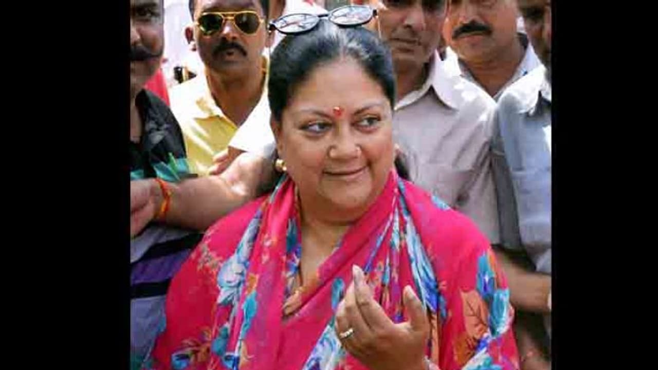 రాజస్థాన్ ఎన్నికలు: ఓటేసిన సీఎం వసుంధరా రాజే రాజస్థాన్ ఎన్నికలు: ఓటేసిన సీఎం వసుంధరా రాజే