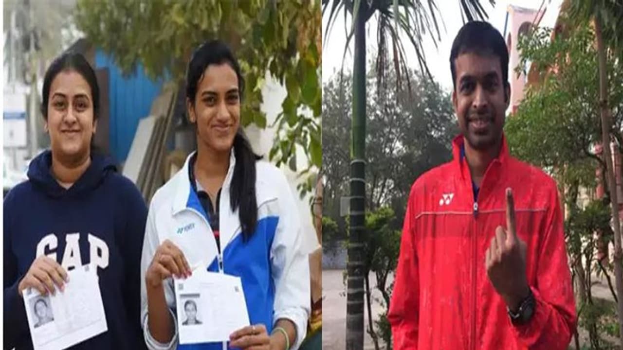 ఓటుహక్కు వినియోగించుకున్న పీవీ సింధూ, గోపీచంద్ ఓటుహక్కు వినియోగించుకున్న పీవీ సింధూ, గోపీచంద్