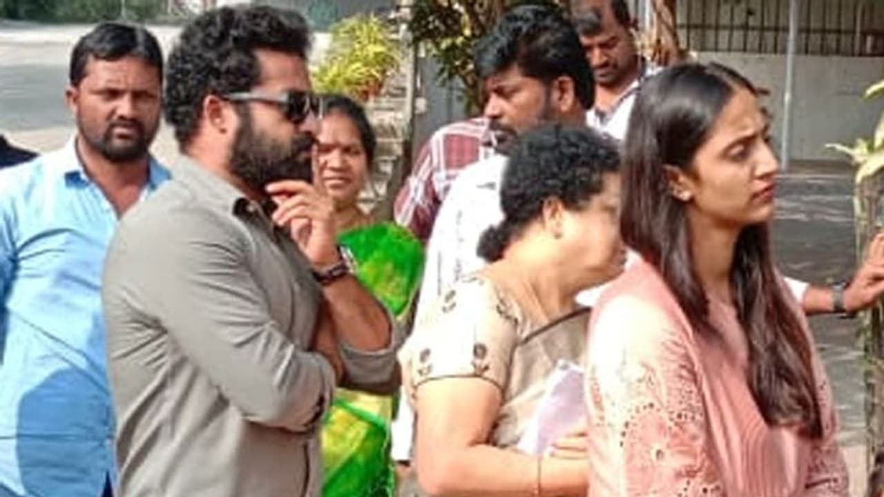 భారీ క్యూలో నిల్చున్న ఎన్టీఆర్! (వీడియో) భారీ క్యూలో నిల్చున్న ఎన్టీఆర్! (వీడియో)