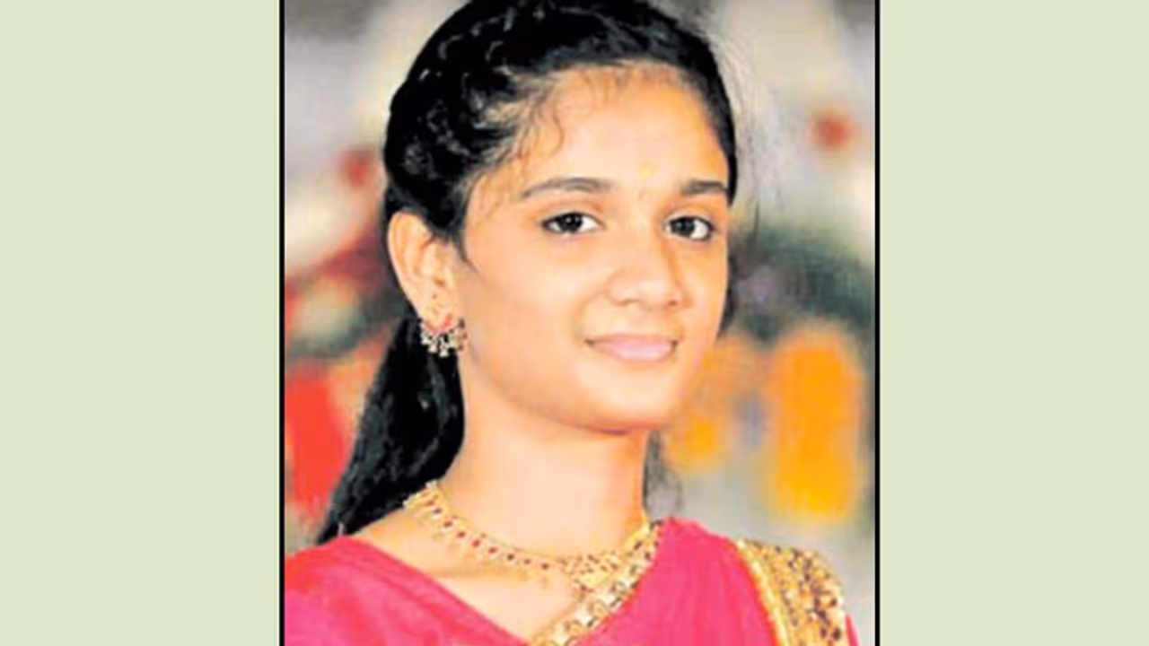 உயிருக்கு உலைவைத்த செல்போன்... பள்ளி மாடியில் இருந்து குதித்து மாணவி தற்கொலை உயிருக்கு உலைவைத்த செல்போன்... பள்ளி மாடியில் இருந்து குதித்து மாணவி தற்கொலை