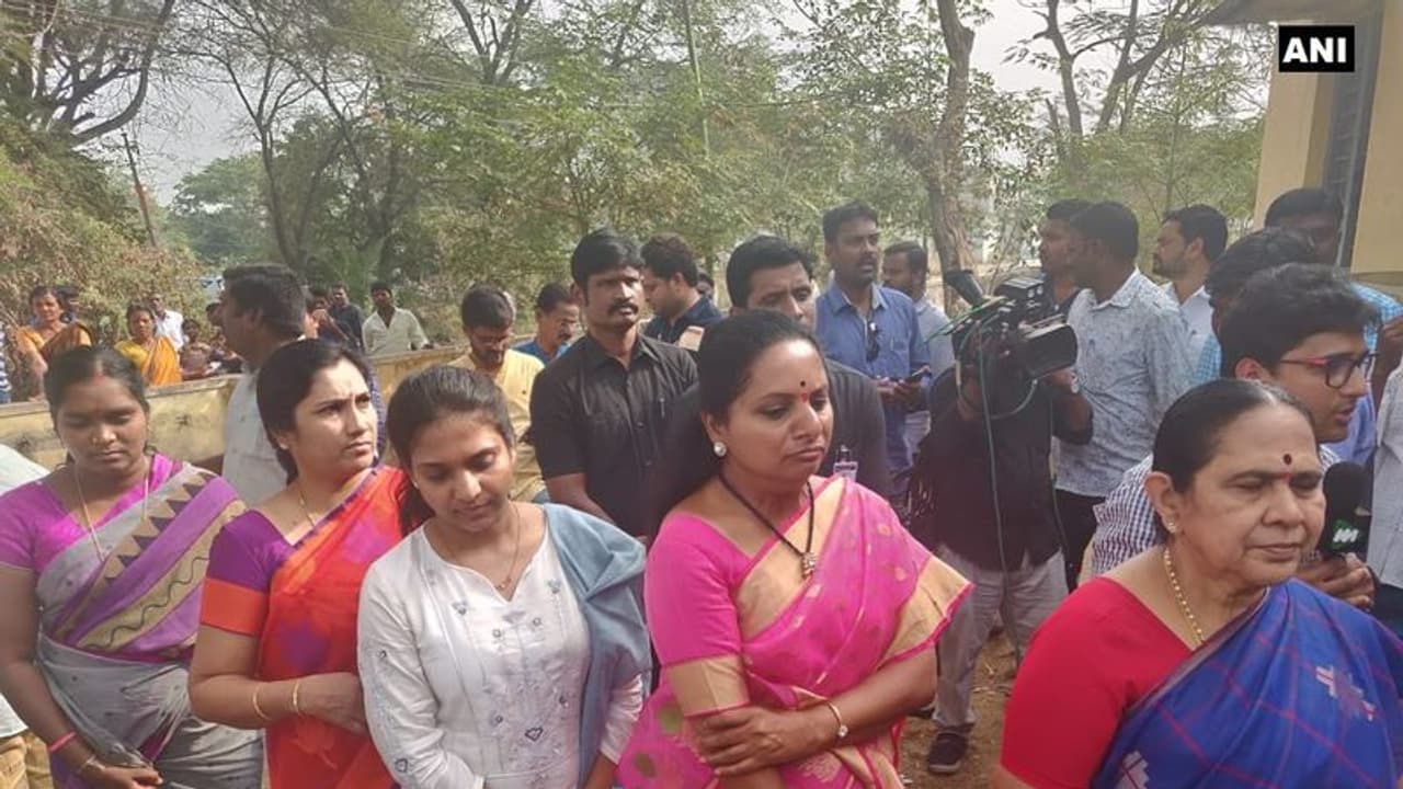 క్యూలో నిలబడి ఓటేసిన కవిత... క్యూలో నిలబడి ఓటేసిన కవిత...